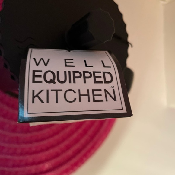 Well Equipped Kitchen 20oz. Black Coffee press. Screw top, roughly 6 in. Height - Picture 2 of 7